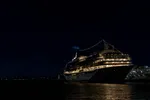 Huiveringwekkende beelden tonen wat er écht onder een cruiseschip schuilt nadat man GoPro in zee laat zakken