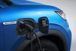 Man test nieuwe 1.000 kW Megawatt EV-oplader van BYD om te zien of hij sneller is dan tanken met benzine