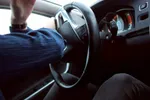 Vlaming van 20 rijdt dronken de gracht in en probeert dan de politie een loer te draaien met hulp van... zijn mama