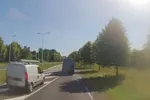 Vrachtwagenchauffeur filmt hoe een aantal Belgische chauffeurs invoegen op nogal bijzondere wijze