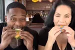 Schokkende moment dat een auto in een restaurant crasht en twee influencers meepakt die net eten aan het beoordelen zijn