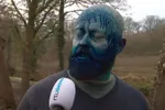 En plots wordt er (ook in België) massaal... 'smurfenspray' verkocht. Wat is dat precies en waarom kopen mensen het?