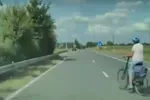 Ons bomma steekt even met haar velo de N60 over, alsof het de meest normale zaak ter wereld is