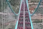 Hangbrug hoger dan Empire State Building ondergaat finale test: 96 vrachtwagens, goed voor 3.360 ton!