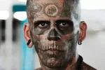 Man die 95% van zijn lichaam liet tatoeëren onthult hoe hij eruitziet nadat hij zijn tattoos heeft laten verwijderen