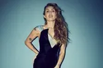 Miley Cyrus toont zich compleet in haar geboortekostuum en dat zorgt wel voor een online schokgolfje (foto's)