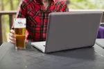 Bier drinken tijdens het werk maakt je productiever: waarheid of broodje aap?