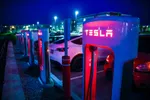 Tesla-eigenaar die in drie jaar 480.000 km reed, onthult verrassende impact op batterijgezondheid