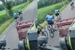 Boertje op tractor gaat helemaal los wanneer wielertoeristen in het midden van de weg fietsen