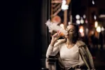 't Is gebeurd: vanaf deze datum mag je in België op terrassen niet meer roken en vapen (en ook aparte rookkamers verdwijnen)