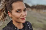 Hallo kroket! Ine Beyen maakt zich helemaal nat en showt al haar rondingen in een wetsuit (foto's)