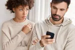 Privédetective onthult de alledaagse telefoon-app waarmee mensen moeiteloos wegkomen met vreemdgaan