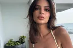 Supermodel Emily Ratajkowski poseert in iets te kleine bikini en brengt Instagram op de rand van instorten (foto's)