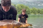 Peppi en Kokki hebben karpers gevangen en willen dan mooie beelden maken. Maar wait for it...