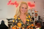 Ex-werknemers Lesley-Ann Poppe razend: "Ze is failliet en moet ons geld, maar hangt de grote jan uit op sociale media!"