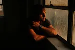 "Mijn hitsige buurvrouw wil met mij stoute dingen doen in haar zwembad. Maar één ding maakt me doodsbang..."