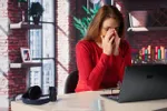 Isabelle (41) is boos op haar hitsige collega: "Hij legt z'n worst op mijn bureau en vraagt of ik het tussen een sandwich wil!"