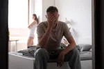 Dieter (47) heeft een vriendin die zich liever amuseert met haar 'speeltjes' dan met hem: "Ze zegt dat ze een goede reden heeft..."