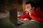 Denk je dat niemand weet dat je stiekem 'volwassen' filmpjes kijkt? Dit nieuwe virus stuurt het bewijs recht naar je vrouw!