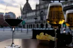 Wetenschappers breken met jarenlang advies: vanaf deze leeftijd is het juist goed om elke dag een pintje of wijntje te drinken