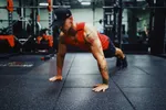 Wat er écht met je lichaam gebeurt als je 30 dagen lang 100 push-ups doet (en of het écht iets oplevert)