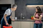 Liam vertelt in geuren en kleuren hoe zijn vrouw het deed met de loodgieter: "Daarna was het de elektricien, dan een klusjesman..."