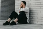 Timo (33) zit in zak en as sinds bevalling van zijn vriendin: "Ze wil niet meer van bil gaan, ik mag het zelfs met andere vrouwen doen..."