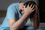Joris (32) houdt van zijn vriendin, maar is doodsbang van haar dominant alter ego in bed: "Ze bindt me soms uren vast!"
