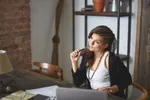 "Mijn hitsige baas geeft me pikante uitdagingen, en als ik daarin slaag beloont hij me met stomende seks"
