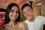 Fans in shock: zo ziet ex-topvoetballer Mesut Özil er nu uit – en je herkent hem écht niet meer!