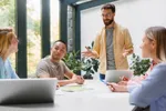 Expert onthult 4 lichaamstaaltrucs waarmee je instant respect krijgt op het werk en meetings domineert