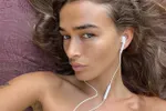 Hollands bommetje Jeff Bogaers trekt een bikini aan die misschien net iets te klein is (maar niemand zeurt daarover)