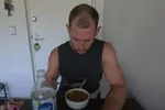 Man die elke dag zijn calorieën verdubbelt tot hij niet meer kan, toont het waanzinnige effect dat dit had