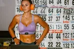 Wielerbabe Puck Moonen geniet op Ibiza en dat betekent dat ook wij kunnen genieten van zalige bikinikiekjes