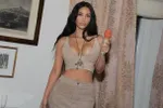 Iedereen heeft het over Kim Kardashians doorschijnende top: kijk de foto’s die iedereen doen praten!