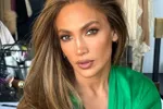 Jennifer Lopez maakt reclame voor haar nieuwste film in een doorzichtige spinnenwebjurk, en da's verdomd heet