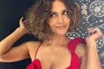 Halle Berry maakt indruk in jurk met diep decolleté en bewijst weer maar eens dat leeftijd slechts een getal is (foto's)