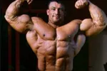 Dorian Yates, voormalig zesvoudige Mister Olympia, laat waanzinnige transformatie zien nu hij op pensioen is