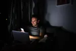 Deze gast doet zich online voor als hete babes en pikante modellen: dit waanzinnige bedrag verdient hij daarmee