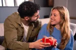 "Als ik cadeautjes koop voor mijn lief, dan beloont ze met hete triootjes met haar vriendin... Maar nu ben ik blut!"