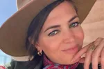 Jawadde! Astrid Coppens toont haar indrukwekkende beach body in bikini en weinig verhullend badpak (foto's)