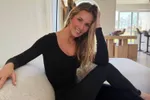 Vlaamse tijger Joke Van de Velde is nog in vorm hoor... Check haar sixpack op deze bikinifoto maar eens!