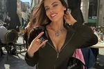 Antwerpse danseres Darina ritst haar jumpsuit open en tovert haar twee 'assets' tevoorschijn (foto's)