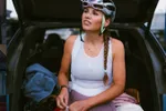 Het bezwete, afgetrainde lijf van Puck Moonen versus twee prachtige auto's: wie krijgt de meeste aandacht? (foto's)