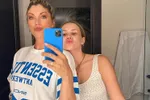 Kelly Pfaff onthult hoe én wanneer ze Shania uitlegde 'waar de klepel hangt': "En je hebt ook nog altijd twee vingers..."