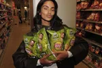 Gast kijkt deze snikhete lingeriefoto's van Monica Geuze en... vliegt bijna buiten: "Ze keek mee..."