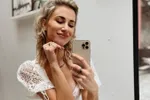 Hoogzwangere Lize Feryn slurpt aan een Calippo en showt haar bolle buik in bikini (foto's)