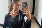 Temptation-Donna deelt wat fitnessfoto's en haar outfit zit goed strak... ook aan het billenwerk