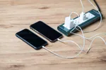 Waarschuwing voor ‘levensgevaarlijk’ smartphone-accessoire dat door populaire retailers verkocht wordt