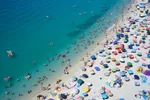 Populair vakantieland bij Vlamingen voert bizarre regel in op veelbezocht strand: "Voor iedereen tussen 10 en 65 jaar"